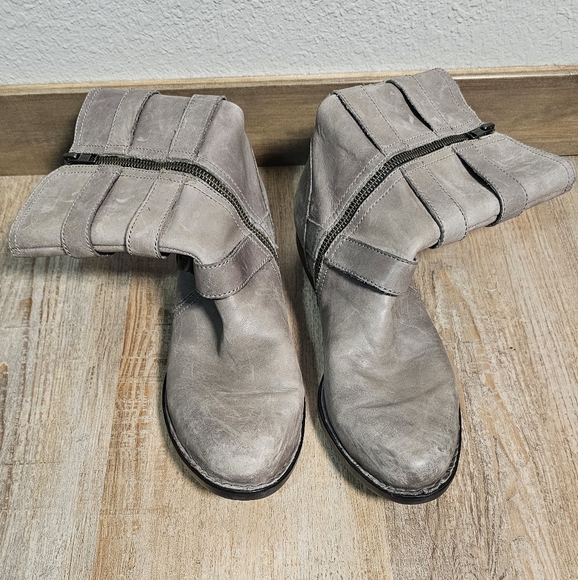 Born Women's Gray Leather Buckle Boots.  Zip Entry Sz 8 - Picture 3 of 8